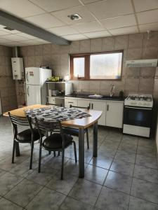 a kitchen with a table and chairs and a stove at Tu Espacio in Río Grande