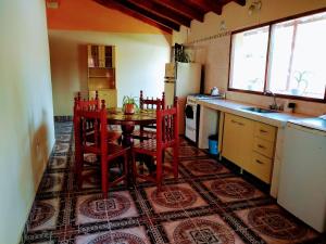 cocina con mesa y sillas en Casa Samachiy en Humahuaca