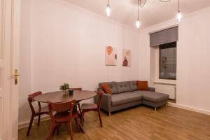 uma sala de estar com um sofá e uma mesa em LivingKreuzberg - Stilvolle Altbauwohnung em Berlim