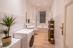 een witte badkamer met een toilet en een wastafel bij bevoflats - Live like a local - Apartment in Kreuzberg, Graefekiez in Berlijn