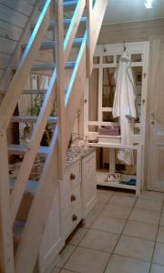 een kamer met een trap, een dressoir en een kast bij B&B The Aum-House in Gent