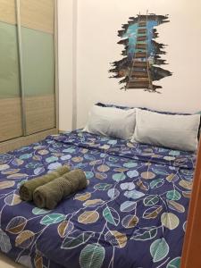 Una cama con una escalera y dos almohadas. en 9293 Taman Sri idaman, en Ayer Itam