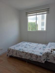 1 dormitorio con cama y ventana en Apartamento en Jamundi, en Jamundí