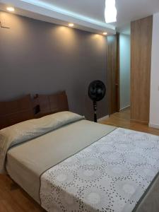 um quarto com uma cama e uma ventoinha num quarto em Apartamento en Jamundi em Jamundí