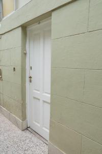 una puerta blanca en el lateral de una pared de ladrillo en Departamento con patio en excelente ubicación en Belgrano en Buenos Aires