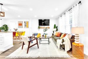 sala de estar con sofá y mesa en Modern & Cozy Home mins to Decatur Sq & DT Atlanta!, en Decatur