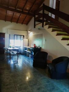 a living room with a table and chairs and a kitchen at Casa Chalet Lamar alojamiento entero in Santa Clara del Mar