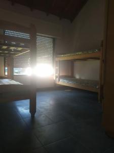 Una luz brilla en una habitación con literas en Casa Chalet Lamar alojamiento entero en Santa Clara del Mar