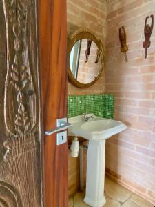 y baño con lavabo y espejo. en Uma Casa Sobre o Mundo, en Santo Antônio do Pinhal