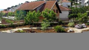 Vonkajšia záhrada v ubytovaní Studio apartment in Trogir with balcony, air conditioning, WiFi 4328-1