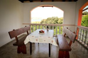 Balkón alebo terasa v ubytovaní Apartment in Lopar with sea view, loggia, air conditioning, W-LAN 4229-6