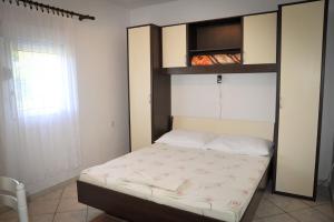 Posteľ alebo postele v izbe v ubytovaní Apartment in Lopar with sea view, loggia, air conditioning, W-LAN 4229-6