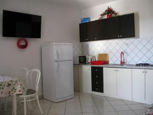 Kuchyňa alebo kuchynka v ubytovaní Apartment in Lopar with sea view, loggia, air conditioning, W-LAN 4229-6