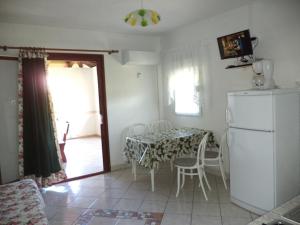 Kuchyňa alebo kuchynka v ubytovaní Apartment in Lopar with sea view, loggia, air conditioning, W-LAN 4229-6