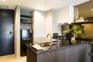 een keuken met een wastafel en een koelkast bij BRANZ -DOJO- 1bedroom in Tangerang