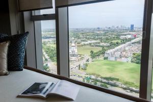 um livro sentado numa mesa em frente a uma janela em BRANZ -DOJO- 1bedroom em Tangerang