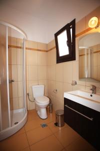 スコペロスにあるSun Accommodationのバスルーム(トイレ、シャワー、シンク付)