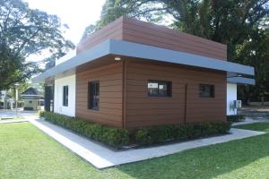 ein kleines Haus mit einem braunen und weißen in der Unterkunft Aurora Villas and Cabin Resort in Clark