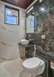 マハバレシュワールにあるDrizzle Resort Mahabaleshwarのバスルーム(トイレ、洗面台付)