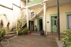 an empty courtyard of a building with a green door at Mini Loft 2 en El CIrculo in Guatemala