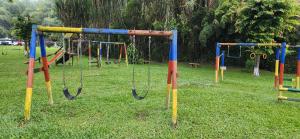 um parque infantil com balanços coloridos num parque em El corazón del eje cafetero! La mejor ubicación em Pereira