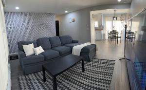 皮阿拉普Hidden Gem! Spacious, Private, and Convenient Units Off River Road in Puyallup的客厅里有一张蓝色的沙发和一张桌子
