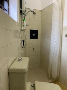 een badkamer met een douche, een toilet en een douchegordijn bij Breeze of Paradise in Colombo