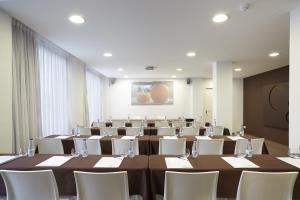 Una gran sala con mesas y sillas. en Ibiza Sun Apartments, en Playa d'en Bossa 37 fotos más