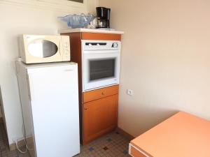 Nhà bếp/bếp nhỏ tại Appartement Les Sables-d'Olonne, 2 pièces, 4 personnes - FR-1-92-629
