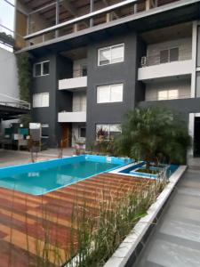 una piscina frente a un edificio en Departamentos M65 Luxury en Córdoba
