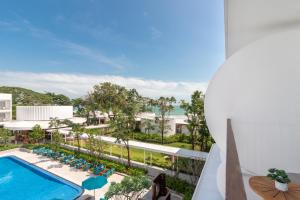 查汶的住宿－Avani Chaweng Samui Hotel & Beach Club，享有度假村游泳池的空中景致