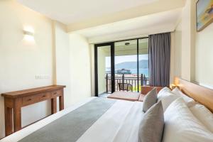 um quarto com uma cama e vista para o oceano em Bubu Resort em Perhentian Island