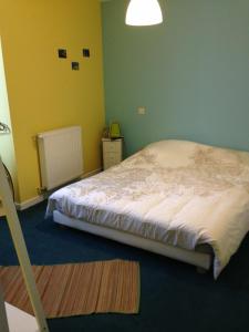 Appartements d'hôtes Santa Giulia في نيورْ: غرفة نوم بسرير وجدار أخضر