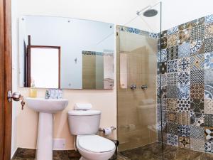 uma casa de banho com um WC e um chuveiro em CASA LOMA HOTEL BOUTIQUE & TERRAZA GASTRO em Popayan