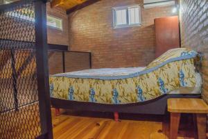 Cama en habitación con marco de cama en Casa Departamento Funes Buena Vista Cochera Pileta en Funes