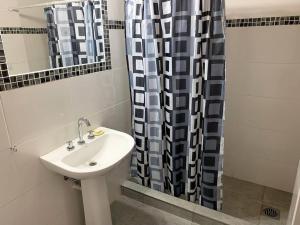 Ένα μπάνιο στο Casa Departamento Funes Buena Vista Cochera Pileta +19 φωτογραφίες