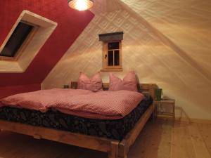 ein Schlafzimmer mit einem Bett im Dachgeschoss in der Unterkunft Waldhaus Bielatal in Bielatal