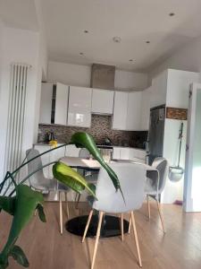 una cocina con una mesa y una planta verde en Lovely flat near Holland Park, en Londres