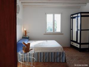 ein kleines Schlafzimmer mit einem Bett und einem Fenster in der Unterkunft I Trulli Sul Mare in Trani