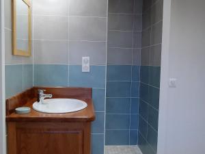 Kúpeľňa v ubytovaní Gîte moderne à Arlempdes: spa, terrasse, grands espaces et visites culturelles - FR-1-582-107