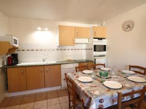 Kuchyňa alebo kuchynka v ubytovaní Appartement 6 personnes avec balcon, cœur du vieux village, proche remontées mécaniques et commerces - FR-1-623-332 + 4 fotografie