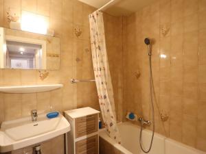 Kúpeľňa v ubytovaní Appartement 6 personnes avec balcon, cœur du vieux village, proche remontées mécaniques et commerces - FR-1-623-332