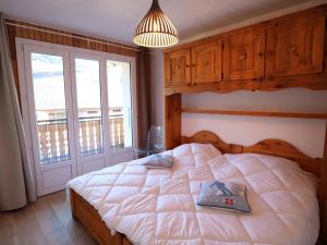 Posteľ alebo postele v izbe v ubytovaní Appartement 6 personnes avec balcon, cœur du vieux village, proche remontées mécaniques et commerces - FR-1-623-332