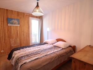 Posteľ alebo postele v izbe v ubytovaní Appartement 6 personnes avec balcon, cœur du vieux village, proche remontées mécaniques et commerces - FR-1-623-332