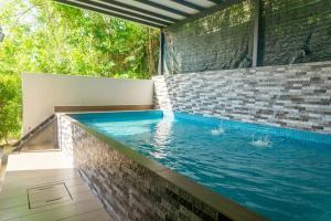 Πισίνα στο ή κοντά στο 5 Bedrooms Homestay with Private Pool (SEROJA) +15 φωτογραφίες