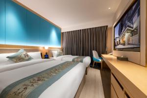 East Sacred Hotel--Very near Beijing Tiananmen Square ,the Forbidden City,The temple of heaven ,3 minutes' walk to Wangfujing subway ,Located in the center of Beijing, many shopping malls around,Free laundry service,Newly renovated hotel客房内的一张或多张床位