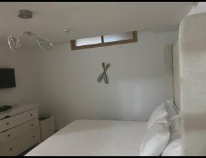 Voodi või voodid majutusasutuse Marbella Juan dolio beach front luxury apartment toas