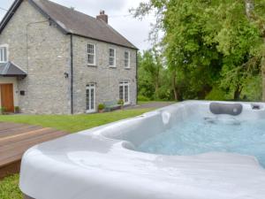 - un bain à remous dans l'arrière-cour d'une maison dans l'établissement Tan Y Castell, à Lampeter-Velfrey