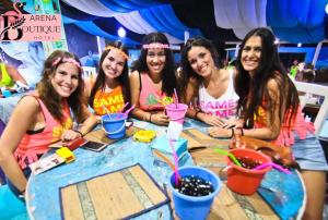 een groep meisjes aan een tafel op een feestje bij Arena Boutique Hotel Female only in Thongsala