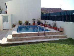 A piscina localizada em Costa da Caparica Beach House ou nos arredores